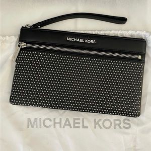 Micharl Kors wristlet